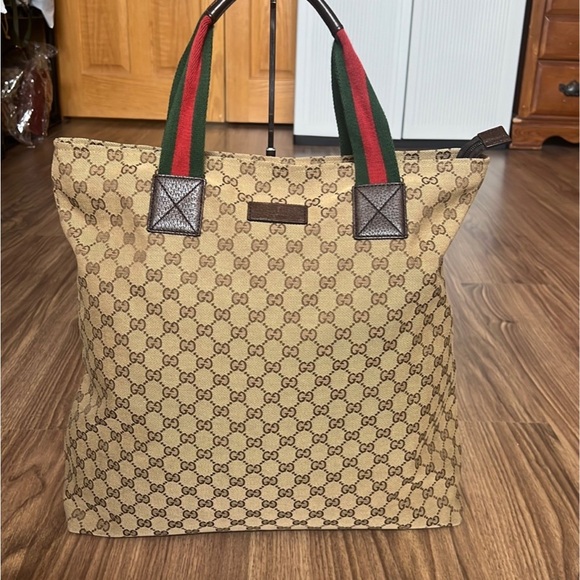 ♥️ GUCCI SHOULDER BAG  EUC! ❤️ - Picture 2 of 15